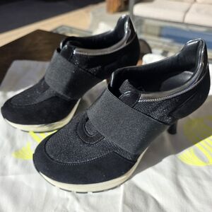 Stylish Black Women's Sneakers